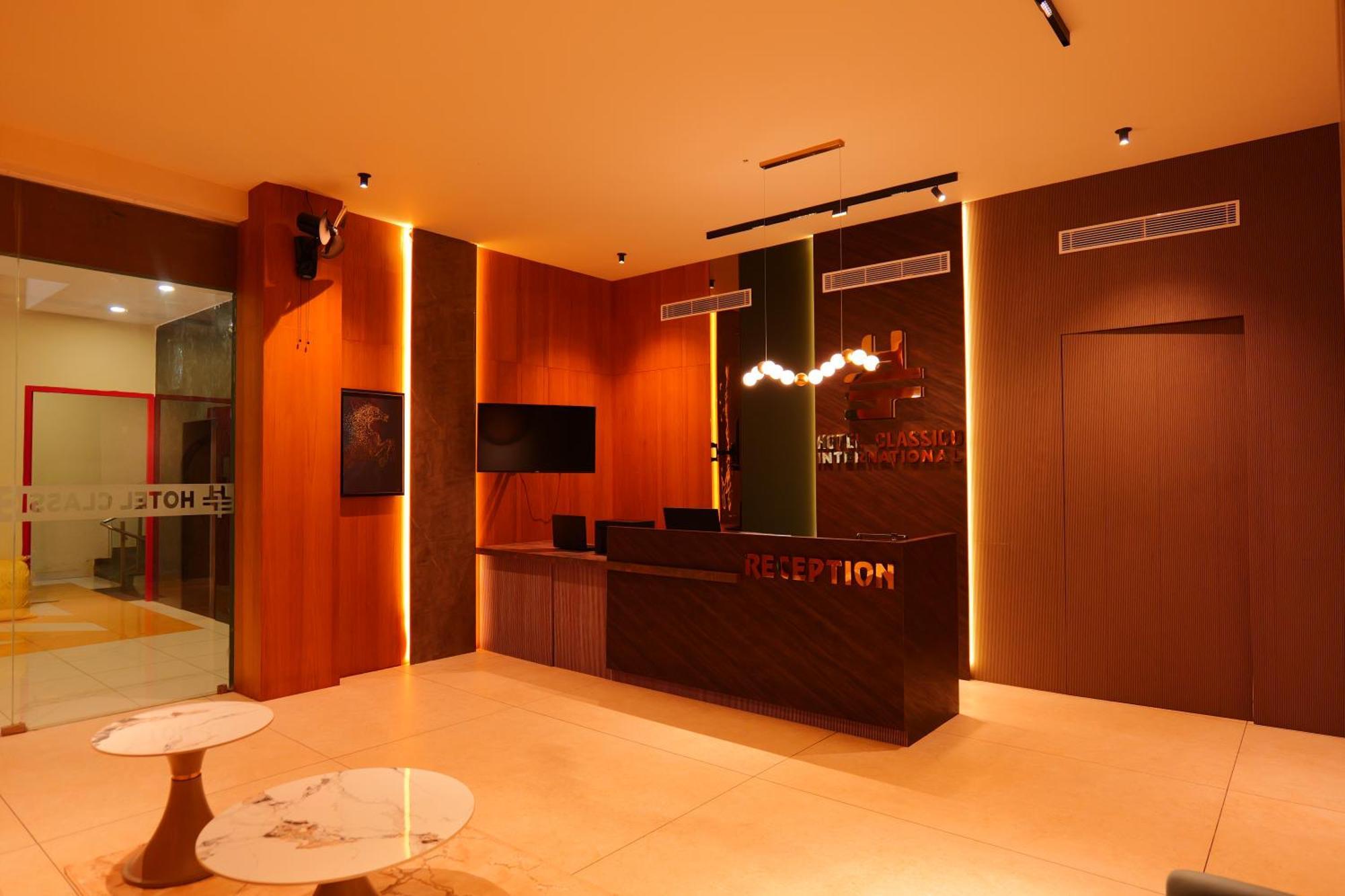 Hotel Classico International Kannangad Bagian luar foto